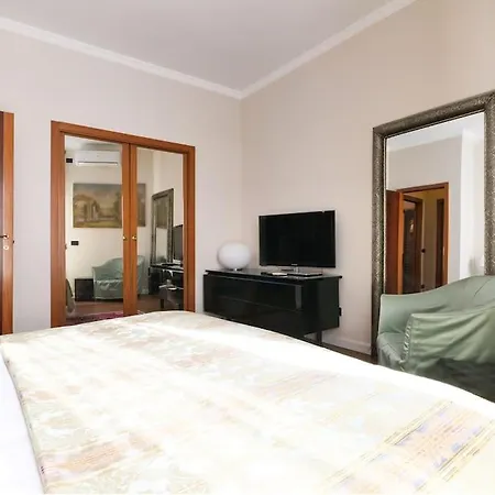Large And Elegant In Missori Duomo Apartamento
