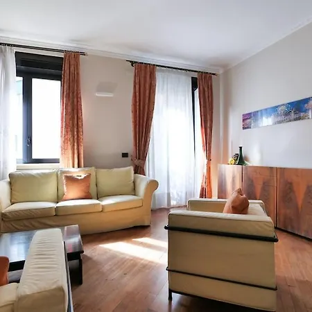 Large And Elegant In Missori Duomo Appartement Milaan